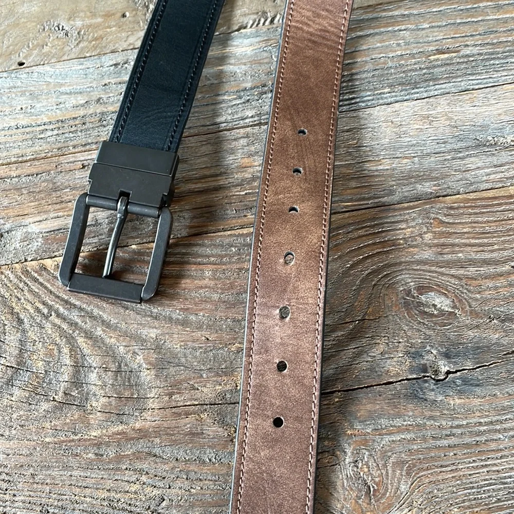 Columbia reversible stiched black & brown leather belt EUC size‎ 30-32